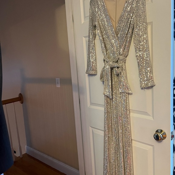 Eliza J Jumpsuit in silver sequins size 6, perfect condition. - Picture 4 of 9